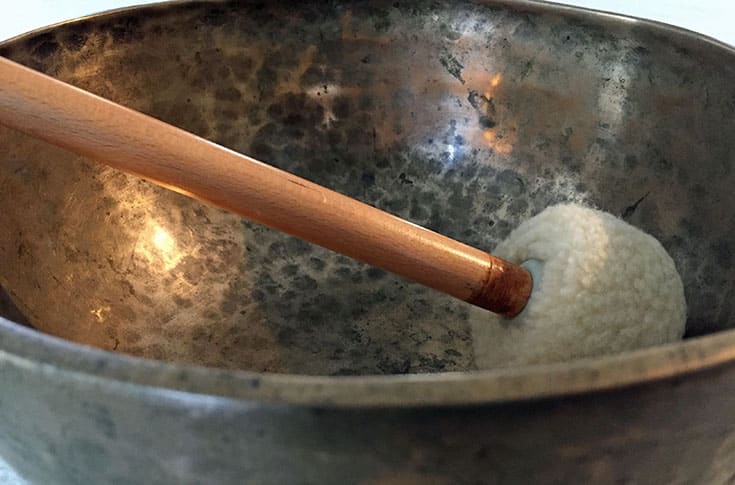 Klangschale mit Schlägel von Klangtherapiepraxis Basel